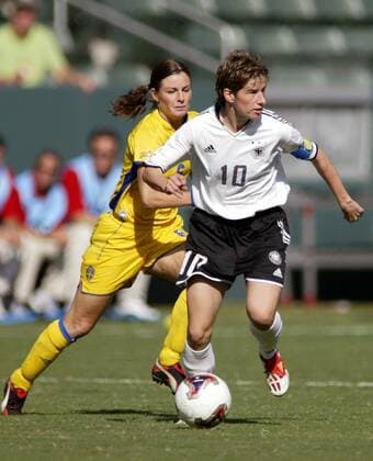 Bettina Wiegmann (re., Deutschland) gegen Malin Moström (Schweden) Fußball WM Damen Weltmeisterschaft 2003, Länderspiel, Frauen, Frauenfußball, Nationalmannschaft, Nationalteam Gruppe Carson Dynamik,