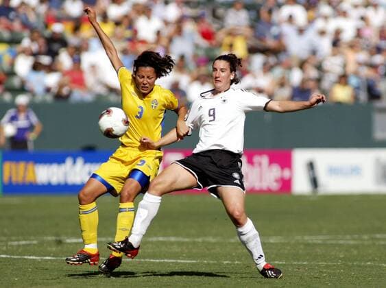 Birgit Prinz (re., Deutschland) gegen Jane Törnqvist (Schweden) Fußball WM Damen Weltmeisterschaft 2003, Länderspiel, Frauen, Frauenfußball, Nationalmannschaft, Nationalteam Gruppe Carson Dynamik,