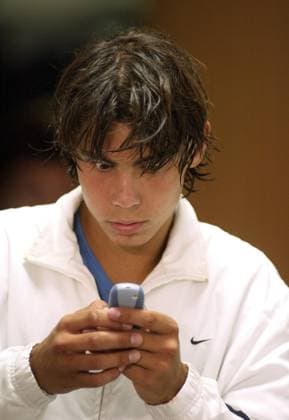 Rafael Nadal (Spanien) ist entsetzt über schlechte Nachrichten Tennis Herren German Open 2003, Masters Series, ATP-Tour, Vdig Einzelbild Rothenbaum Hamburg Spannung,