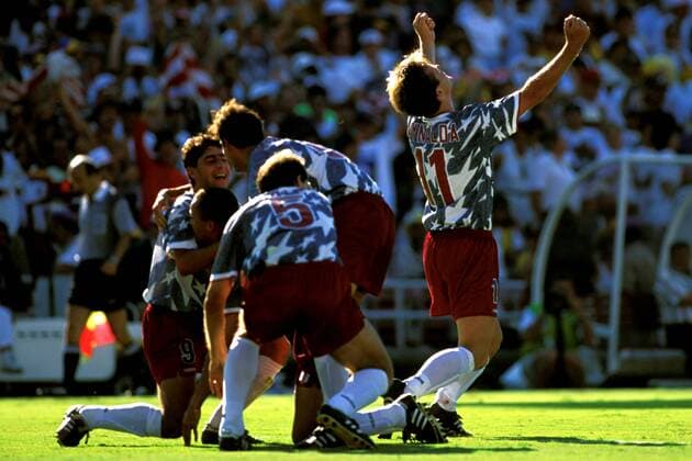 Eric Wynalda (re., USA) - Siegesjubel Fußball WM Herren Weltmeisterschaft 1994, Länderspiel, Gruppenspiel, Gruppe A, Vdia Gruppe Pasadena Begeisterung, Freude,