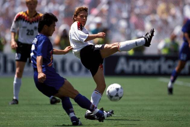 Thomas Häßler (re., Deutschland) Fußball WM Herren Weltmeisterschaft 1994, Länderspiel, Nationalmannschaft, Nationalteam, Nationaltrikot, Vdia Gruppe Dallas Dynamik,