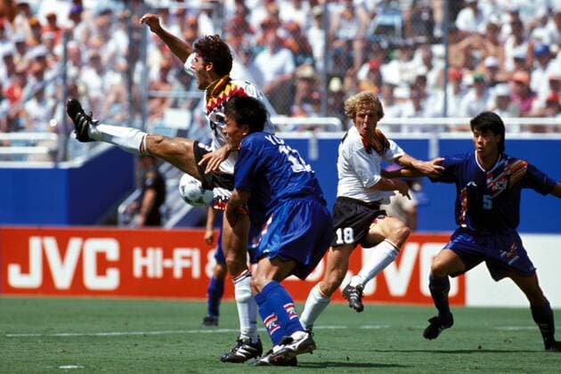 Karl-Heinz Riedle (li., Deutschland) gegen Young Il Choi (Südkorea) Fußball WM Herren Weltmeisterschaft 1994, Länderspiel, Nationalmannschaft, Nationalteam, Nationaltrikot, Vdia Gruppe Dallas Dynamik,