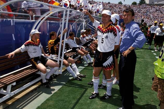 DFB-Pressesprecher Wolfgang Niersbach (re.) und Thomas Helmer machen die Temperaturen in Dallas sichtlich zu schaffen, die Ersatztorhüter Oliver Kahn (li.) und Andreas Köpke (alle Deutschland) kauern auf der Bank Fußball WM Herren Weltmeisterschaft 1994, Länderspiel, Nationalmannschaft, Nationalteam, Nationaltrikot, Vdia Gruppe Dallas