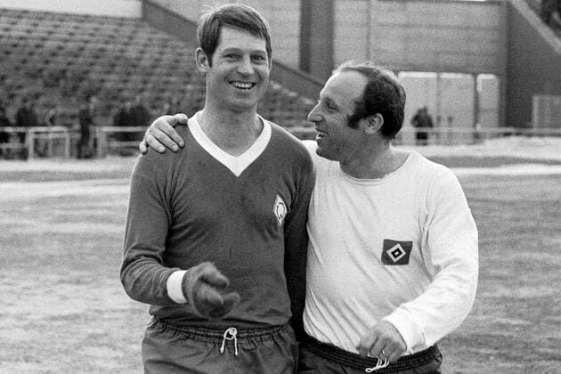 Arnold Pico Schütz (li., Bremen) und Uwe Seeler (HSV) Fußball 1. BL Herren Saison 1970 1971, SV Werder Bremen - Hamburger SV 2:2, Hamburg Gruppe Bremen Harmonie, Kameradschaft