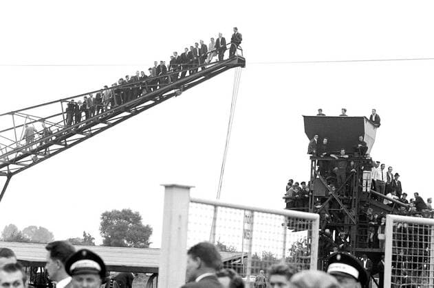 Die Zuschauer am Bremer Weserstadion scheuen kein Risiko, um sich einen besseren Überblick zu verschaffen und klettern sogar auf einen Kran Fußball 1. BL Herren Saison 1965 1966, SV Werder Bremen, Gefahr, gefährlich Totale Bremen Masse