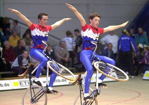 Felix (re.) und Jonas Niederberger (beide Deutschland beide RSV Nattheim) Radsport LM Herren Deutsche Kunstradmeisterschaft 2003, Kunstrad, DM, Rad, Kunstradsport, Kunstfahren, Kunstradfahren Gruppe Landesmeisterschaft Bürstadt