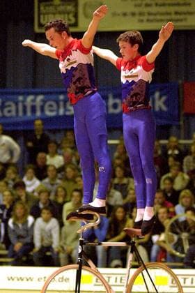 Felix (re.) und Jonas Niederberger (beide Deutschland beide RSV Nattheim) Radsport LM Herren Deutsche Kunstradmeisterschaft 2003, Kunstrad, DM, Rad, Kunstradsport, Kunstfahren, Kunstradfahren Gruppe Landesmeisterschaft Bürstadt