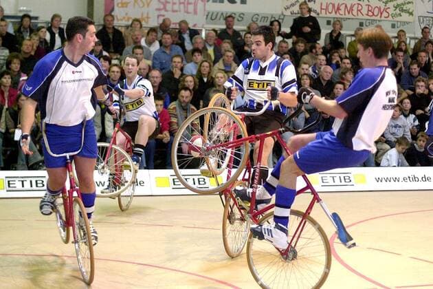 Finale um die deutsche Radballmeisterschaft 2003: RV Hechtsheim - RSV Krofdorf Radsport LM Herren Deutsche Radballmeisterschaft 2003, DM, Rad, Radball, Halle, Indoor, Elite, Endspiel Gruppe Landesmeisterschaft Bürstadt Dynamik,