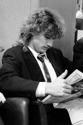 Marco Bode (Bremen) informiert sich über das Tagesgeschehen in einer Zeitung Fußball 1. BL Herren Saison 1989 1990, SV Werder Bremen Einzelbild Aufnahmedatum geschätzt Bremen