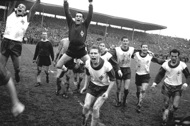 Fußball, SV Werder Bremen, Deutscher Meister 1965 Werder Bremen als Deutscher Meister 1964 1965 - überschwenglicher Jubel bei den Spielern, v. li.: Horst Dieter Höttges, Torwart Günter Bernard, Heinz Steinmann, Diethelm Ferner, Max Lorenz, Klaus Matischak und Theo Klöckner Fußball 1. BL Herren Saison 1964 1965, SV Werder Bremen - Borussia Dortmund 3:0 Gruppe Nürnberg Glück, Begeisterung, Freude,