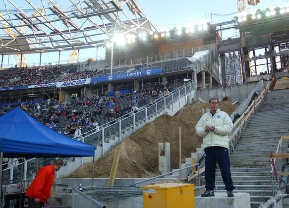 Trainer Huub Stevens (Hertha) ist in Berlin leider nicht auf dem Fußballolymp gelandet - Nach seinem Platzverweis betrachtet er von der im Bau befindlichen Tribüne aus das Spielgeschehen Fußball 1. BL Herren Saison 2003 2004, Hertha BSC Berlin, Vdig, Totale Berlin