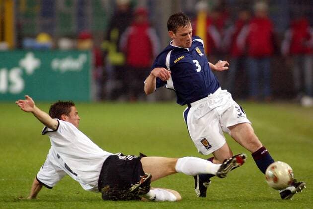 Gary Naysmith (Schottland, re.) gegen Arne Friedrich (Deutschland) Fußball Länderspiel Herren Europameisterschaftsqualifikation 2003, Länderspiel, Qualifikation, Nationalmannschaft, Nationalteam Gruppe Dortmund Dynamik,