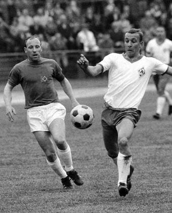 Uwe Seeler (li, HSV) gegen Horst-Dieter Höttges (Bremen) Fußball 1. BL Herren Saison 1967 1968, SV Werder Bremen - Hamburger SV 1:4, Hamburg Gruppe Aufnahmedatum geschätzt Bremen Dynamik,