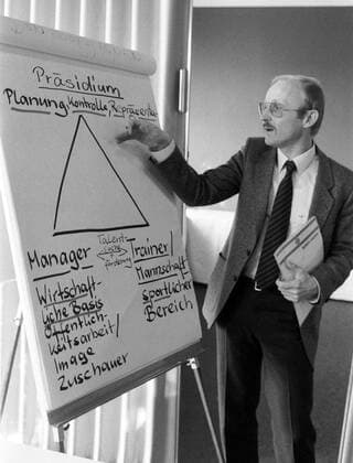 Der neue Manager Willi Lemke (Bremen) präsentiert das Konzept für einen gut geführten und erfolgreichen Fußballverein Fußball 1. BL Herren Saison 1981 1982, SV Werder Bremen Einzelbild Schreibtafel, Tafel, Bremen, Innovation, innovativ