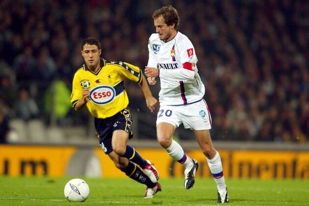 Patrick Müller (re., Lyon) gegen Marcelo Trapasso (Sochaux) Fußball Herren Ligue Une 2003 2004, 1. Französische Liga, Olympique Lyonnais - FC Sochaux Montbeliard 1:1, Vdig Gruppe Lyon Dynamik,  