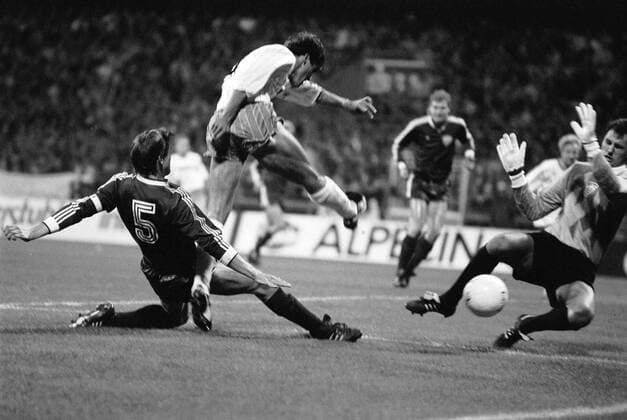 Fußball, Europapokal der Landesmeister 1988 1989, SV Werder Bremen - BFC Dynamo 5-0 Karl-Heinz Riedle (Mitte, Bremen) überwindet Torwart Bodo Rudwaleit (re.) zum 3:0, Frank Rohde (beide BFC Dynamo) kommt zu spät Fußball EC 1 Herren Europapokal der Landesmeister 1988 1989, SV Werder Bremen - BFC Dynamo Berlin 5:0 Gruppe Bremen Dynamik,