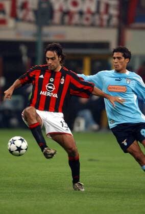 Alessandro Nesta (li., Milan) gegen Bernardo Corradi (Lazio) Fußball Herren Serie A 2003 2004, 1. Italienische Liga, AC Mailand - Lazio Rom 1:0 Gruppe Mailand Dynamik,