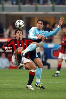 Ivan Gennaro Gattuso (li., Milan) gegen Dejan Stankovic (Lazio) Fußball Herren Serie A 2003 2004, 1. Italienische Liga, AC Mailand - Lazio Rom 1:0 Gruppe Mailand Dynamik, Kampf,