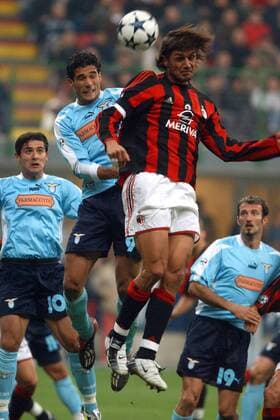 Paolo Maldini (vorn, Milan) gegen Bernardo Corradi (Lazio) Fußball Herren Serie A 2003 2004, 1. Italienische Liga, AC Mailand - Lazio Rom 1:0 Gruppe Mailand Dynamik, Höhe,