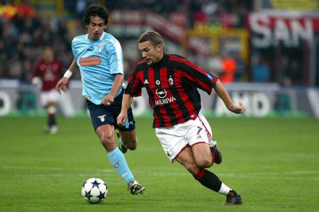 Andrej Schewtschenko (re., Milan) gegen Demetrio Albertini (Lazio) Fußball Herren Serie A 2003 2004, 1. Italienische Liga, AC Mailand - Lazio Rom 1:0 Gruppe Mailand Dynamik,