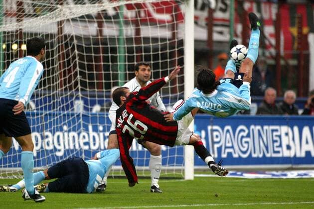 Giuseppe Pancaro (Milan, Mitte) und Fernando Couto (Lazio, re.) mit einer spektakulären Flugeinlage Fußball Herren Serie A 2003 2004, 1. Italienische Liga, AC Mailand - Lazio Rom 1:0 Gruppe Mailand Dynamik, Kampf, Abwehr,