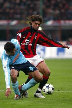 Paolo Maldini (Milan, re.) gegen Bernardo Corradi (Lazio) Fußball Herren Serie A 2003 2004, 1. Italienische Liga, AC Mailand - Lazio Rom 1:0 Gruppe Mailand Dynamik,