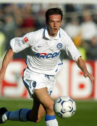Fredi Bobic (Hertha) am Ball Fußball 1. BL Herren Saison 2003 2004, Hertha BSC Berlin Einzelbild Berlin Dynamik,