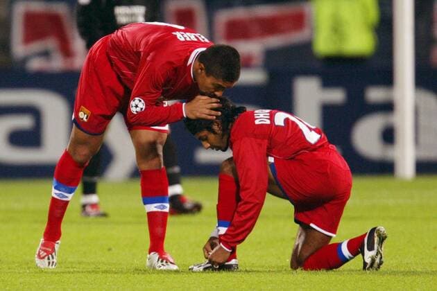 Giovane Elber (li.) küsst den Kopf von Vikash Dhorasoo (Lyon), der aber keine Zeit für Zärtlichkeiten hat und sich ganz pragmatisch den Schuh zubindet Fußball EC 1 Herren Champions League 2003 2004, Olympique Lyonnais, OL, Gruppe Lyon Harmonie Kameradschaft,