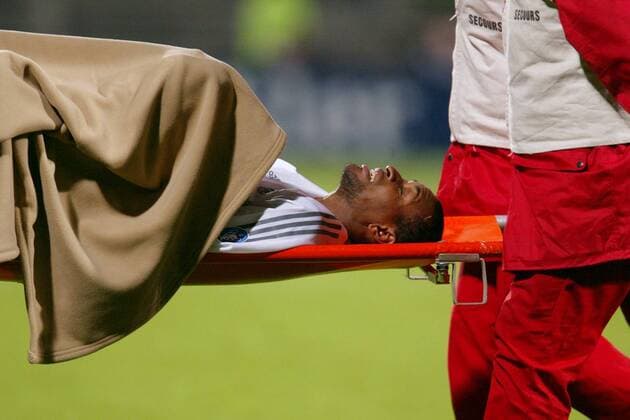 Angstvolle Momentaufnahme: Ze Roberto (Bayern) scheint sich unter der Sanitätertrage nicht mehr zu regen Fußball EC 1 Herren Champions League 2003 2004, Lyon - FC Bayern München 1:1, Einzelbild Lyon