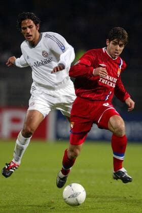 Juninho (re., Lyon) gegen Roque Santa Cruz (Bayern) Fußball EC 1 Herren Champions League 2003 2004, Olympique Lyonnais - FC Bayern München 1:1, OL, Gruppe Lyon Dynamik,