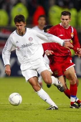 Martin Demichelis (li., Bayern) entwischt Reveillere (Lyon) Fußball EC 1 Herren Champions League 2003 2004, Olympique Lyonnais - FC Bayern München 1:1, OL, Gruppe Lyon Dynamik,