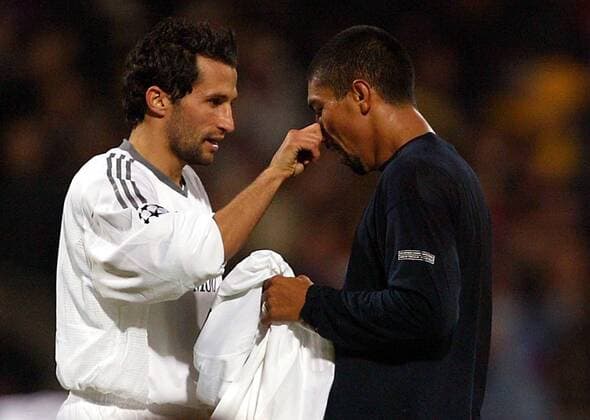 Statt sich an die eigene Nase zu fassen, zupft Hasan Salihamidzic (li., Bayern) lieber das Riechorgan seines ehemaligen Vereinskollegen Giovane Elber (Lyon) - dies geschieht jedoch in aller Freundschaft Fußball EC 1 Herren Champions League 2003 2004, Olympique Lyonnais - FC Bayern München 1:1, OL, Vdig Gruppe Lyon Harmonie Kameradschaft,