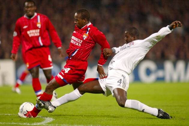 Sidney Govou (li., Lyon) gegen Samuel Osei Kuffour (Bayern) Fußball EC 1 Herren Champions League 2003 2004, OL, Olympique Lyonnais - FC Bayern München 1:1, Vdig Gruppe Lyon Dynamik,  