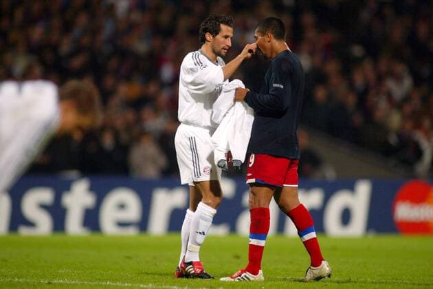 Alte Freunde - Hasan Salihamidzic (li., Bayern) zupft seinem ehemaligen Vereinskollegen Giovane Elber (Lyon) freundschaftlich an der Nase Fußball EC 1 Herren Champions League 2003 2004, OL, Olympique Lyonnais - FC Bayern München 1:1, Vdig Gruppe Lyon Harmonie Kameradschaft  