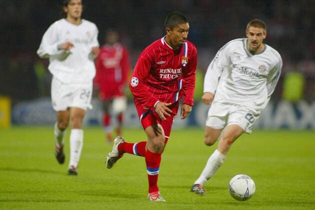 Giovane Elber (Lyon) am Ball Fußball EC 1 Herren Champions League 2003 2004, OL, Olympique Lyonnais - FC Bayern München 1:1, Vdig Einzelbild Lyon  