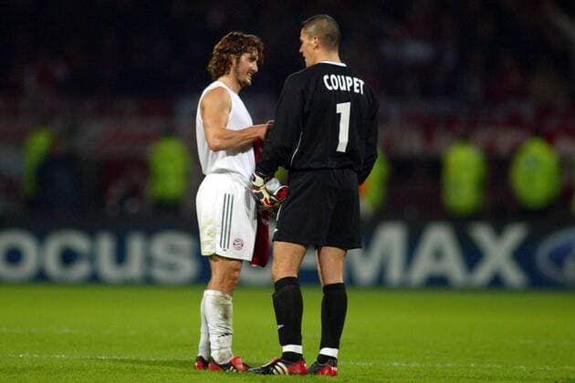 Bixente Lizarazu (li., Bayern) und sein Landsmann Torwart Gregory Coupet (Lyon) Fußball EC 1 Herren Champions League 2003 2004, OL, Olympique Lyonnais - FC Bayern München 1:1, Vdig Gruppe Lyon  
