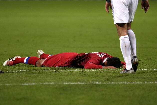 Giovane Elber (Lyon) vergräbt sein Gesicht im Rasen Fußball EC 1 Herren Champions League 2003 2004, Olympique Lyonnais, OL, Einzelbild Lyon Enttäuschung, Verzweiflung, Erschöpfung