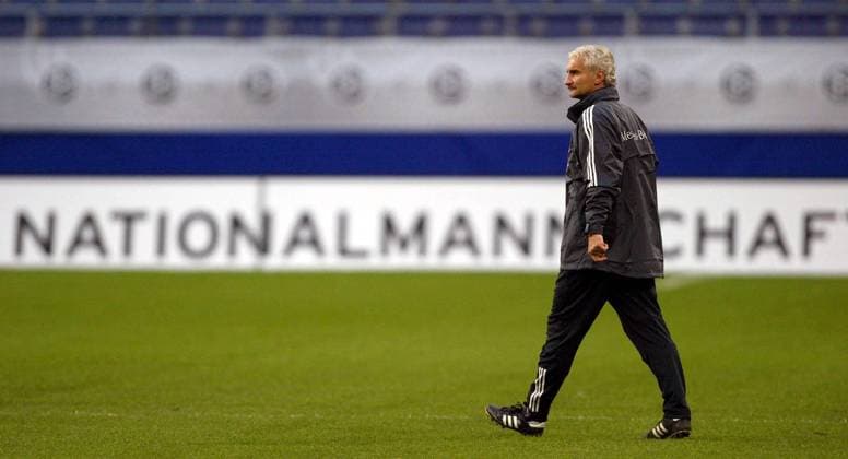 Teamchef Rudi Völler (Deutschland) und die Nationalmannschaft - zumindest laut der Bandenwerbung Fußball Herren Nationalmannschaftstraining 2003, Training, Nationalmannschaft, Nationalteam, Einzelbild Hamburg
