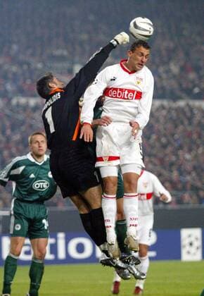 Marcelo Jose Bordon (Stuttgart, re.) gegen Torwart Antonis Nikopolidis (Panathinaikos) Fußball EC 1 Herren Champions League 2003 2004, VfB Stuttgart - Panathinaikos Athen 2:0, Vdig Gruppe Stuttgart Dynamik, Abwehr,