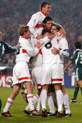Torjubel Stuttgart - Torschütze Zvonimir Soldo (re.), Marcelo Jose Bordon (oben), Aliaksandr Hleb (li.) und Kevin Kuranyi (Mitte) Fußball EC 1 Herren Champions League 2003 2004, VfB Stuttgart - Panathinaikos Athen 2:0, Vdig Gruppe Stuttgart Freude,