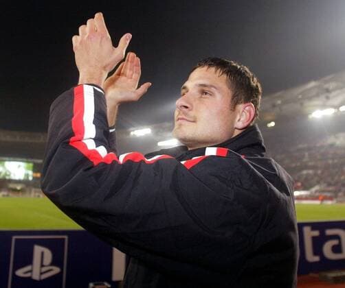 Imre Szabics (Stuttgart) bedankt sich bei den Anhängern Fußball EC 1 Herren Champions League 2003 2004, VfB Stuttgart, Vdig Einzelbild Stuttgart