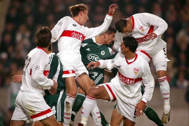 Gedränge im Stuttgarter Strafraum, v.re.: Marcelo Jose Bordon, Fernando Meira und Jurica Vranjes (alle Stuttgart) im gemeinsamen Luftkampf gegen Silvio Maric (Panathinaikos Athen) Fußball EC 1 Herren Champions League 2003 2004, VfB Stuttgart - Panathinaikos Athen 2:0 Gruppe Stuttgart Dynamik, Höhe, Kampf,