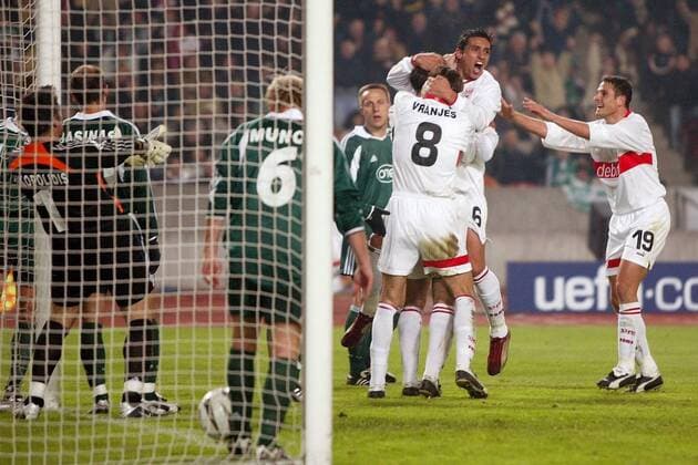 Torjubel Stuttgart mit v. re.: Imre Szabics, Fernando Meira, Vranjes Fußball EC 1 Herren Champions League 2003 2004, VfB Stuttgart - Panathinaikos Athen 2:0 Gruppe Stuttgart Begeisterung, Freude,