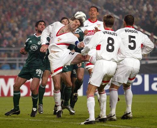 Zvonimir Soldo (2.v.li.) und Kevin Kuranyi (dahinter, beide Stuttgart) gegen Michalis Konstantinou (Panathinaikos Athen, 19), daneben Vranjes und Bordon (beide Stuttgart) Fußball EC 1 Herren Champions League 2003 2004, VfB Stuttgart - Panathinaikos Athen 2:0 Gruppe Stuttgart Kampf, Dynamik