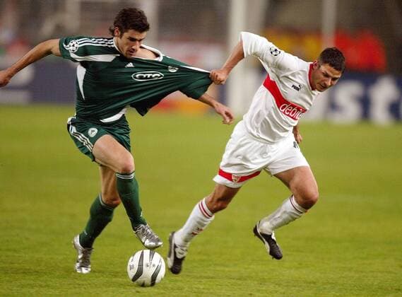 Imre Szabics (Stuttgart, re.) gegen Giourkas Seitaridis (Panathinaikos Athen) Fußball EC 1 Herren Champions League 2003 2004, VfB Stuttgart - Panathinaikos Athen 2:0 Gruppe Stuttgart Dynamik, Kampf,
