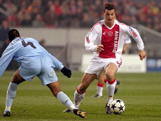 Zlatan Ibrahimovic (Ajax Amsterdam, re.) gegen Caceres (Celta Vigo) - VERÖFFENTLICHUNGSRECHTE NUR FÜR DEUTSCHE MEDIEN Fußball EC 1 Herren Champions League 2003 2004, Ajax Amsterdam - RC Celta de Vigo 1:0 Gruppe Amsterdam Dynamik,