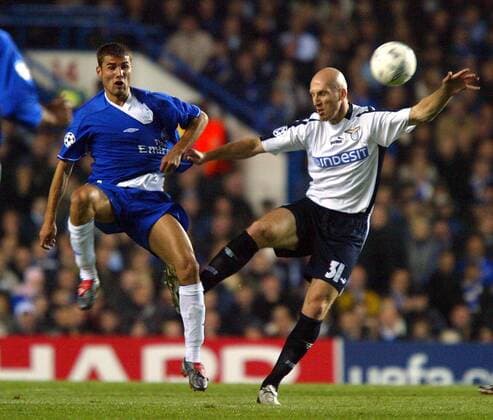 Adrian Mutu (li., Chelsea) gegen Jaap Stam (Lazio) Fußball EC 1 Herren Champions League 2003 2004, FC Chelsea - Lazio Rom 2:1 Gruppe London Dynamik, Kampf,