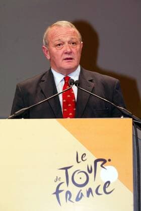 Tourdirektor Jean Marie Leblanc (Frankreich) hält bei der Tourpräsentation eine Rede Radsport Herren Tour de France Präsentation 2003, Radrennen, Vorstellung, Pressetermin Einzelbild Paris  