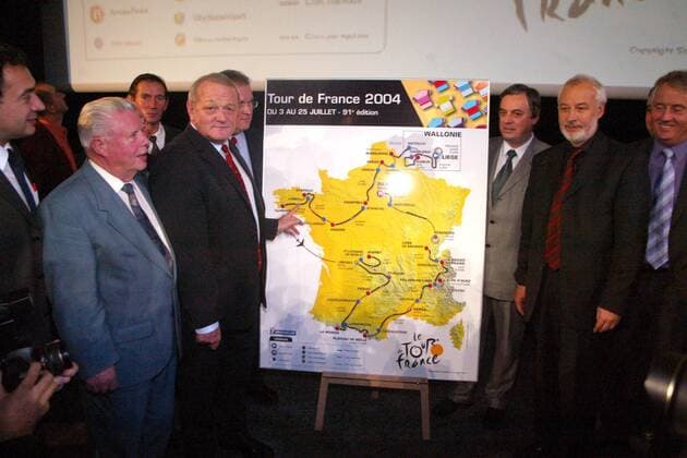 Tourdirektor Jean Marie Leblanc (2.v.li., Frankreich) präsentiert den Tourplan für die 91. Tour de France 2004 Radsport Herren Tour de France Präsentation 2003, Radrennen, Vorstellung, Pressetermin, Vorschau Gruppe Streckenverlauf, Etappe, Etappen Paris  