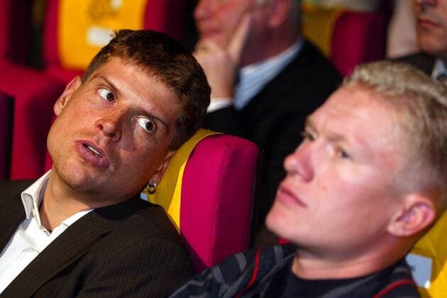 Jan Ullrich (li., Deutschland) und sein Teamgefährte Alexander Winokourow Kasachstan beide T Mobile) Radsport Herren Tour de France Präsentation 2003, Radrennen, Vorstellung, Pressetermin, Gruppe Paris  